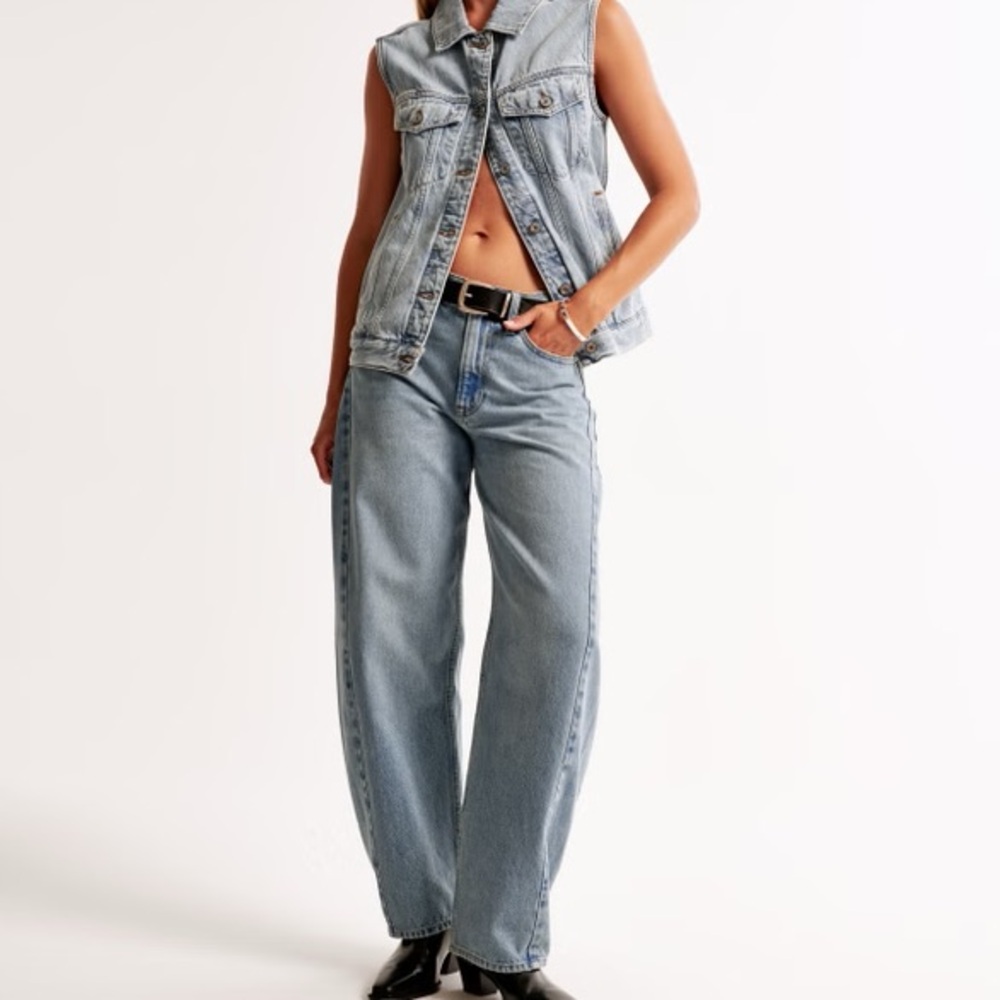 Abercrombie & Fitch Light Blue Women Mid Rise Barrel Jeans